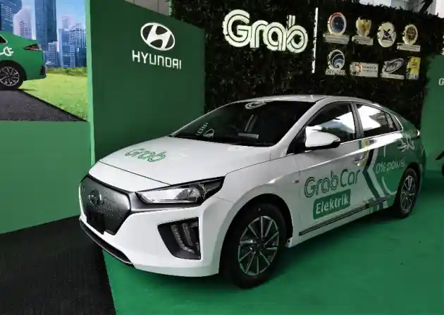 Foto - Tenaga Medis Jakarta Dibantu Mobil Listrik Hyundai untuk Tangani Covid-19