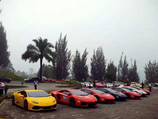 Foto - Puluhan Lamborghini Serbu Medan