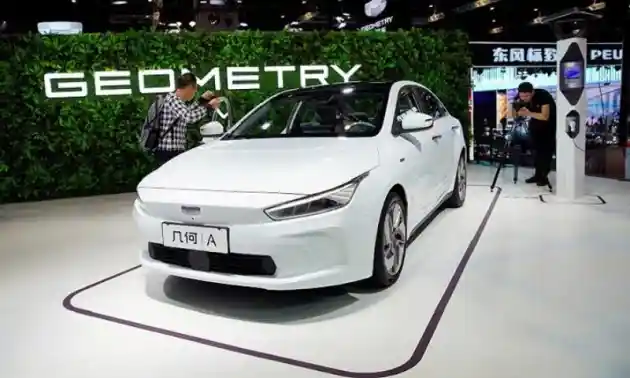 Foto - BYD dan Chery Belum Bisa Tenang, Geely Siapkan Sedan Listrik Murah di 2023