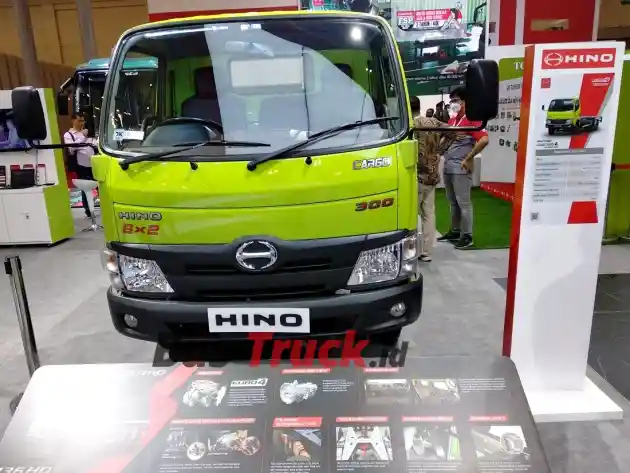 Foto - GIIAS 2024: Hino Rilis Resmi Truk Tronton 6x2 Medium, Pertama Di Indonesia