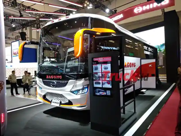 Foto - GIIAS 2024: Hino Rilis Sekolah Mengemudi