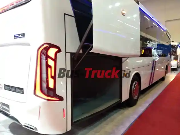 Foto - Desain Bodi Bus Mesin Depan Ala Laksana