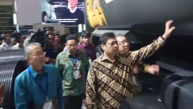 Foto - GIICOMVEC Resmi Dibuka Menteri Perindustrian, Ajang Pamer Teknologi Bus dan Truk