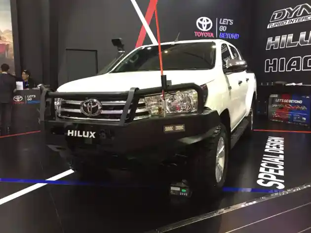 Foto - Toyota Hilux Siap Tugas Off Road Goda Konsumen