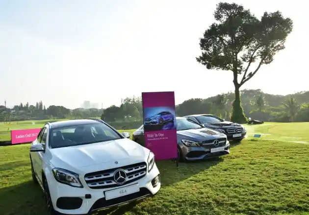 Foto - Wow, Farah Quinn Ikut Serta Turnamen Golf Mercedes-Benz