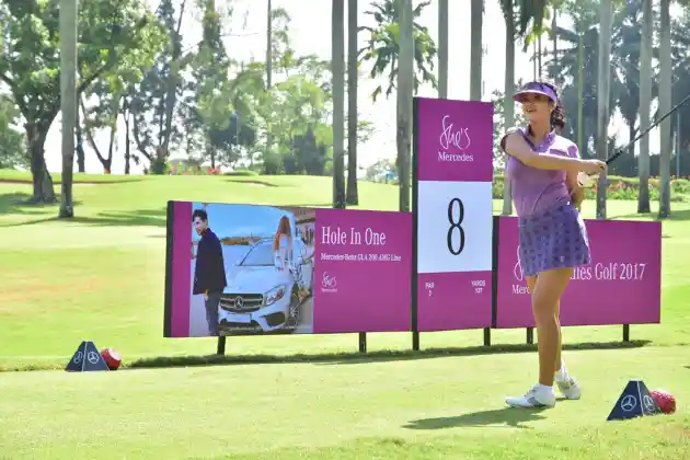 Foto - Wow, Farah Quinn Ikut Serta Turnamen Golf Mercedes-Benz