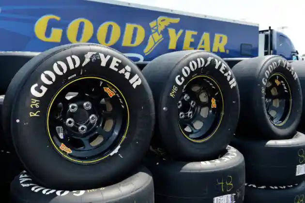 Foto - Unik! Pegawai Ban Goodyear Menandatangani Telapak Ban Balap NASCAR