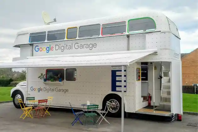 Foto - Genap 25 Tahun, Google Pernah Sulap Bus Tingkat Jadi Pusat Pelatihan Digital