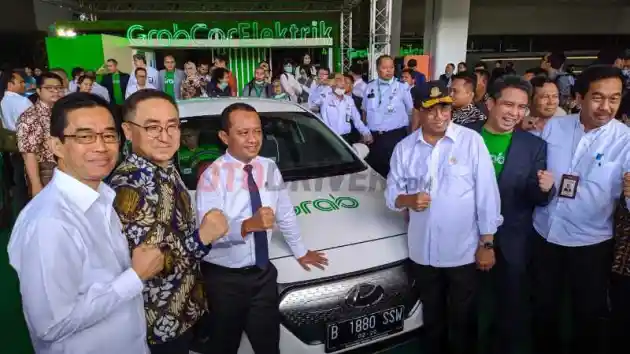 Foto - Layanan Taksi Listrik Grab Resmi Beroperasi