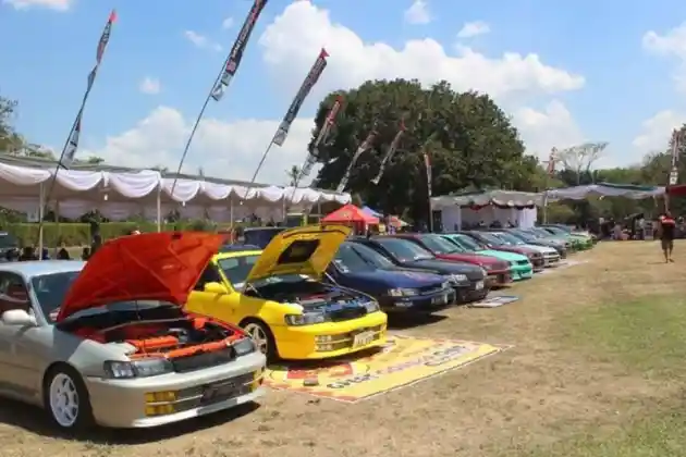 Foto - Ratusan Toyota Corolla di Candi Prambanan Sabet Rekor MURI