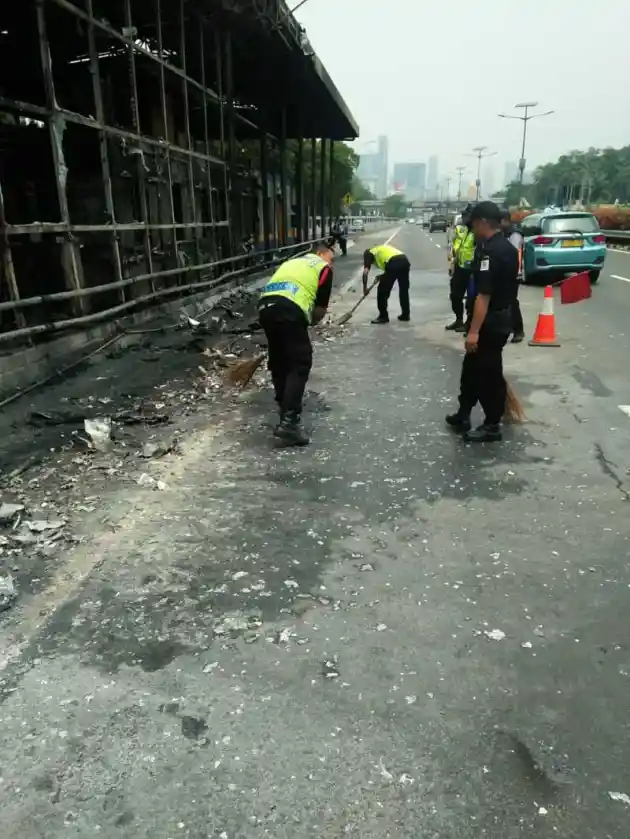 Foto - Kebakaran Gerbang Tol Pejompongan Selesai Ditangani