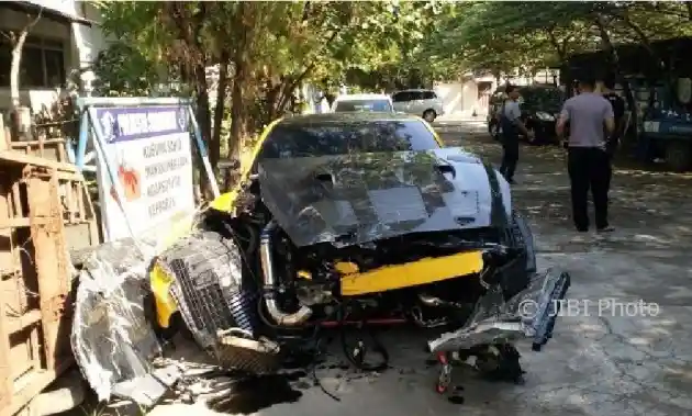 Foto - Seperti Ini Wujud Nissan GT-R Setelah Hantam Pembatas Jalan di Solo (7 FOTO)