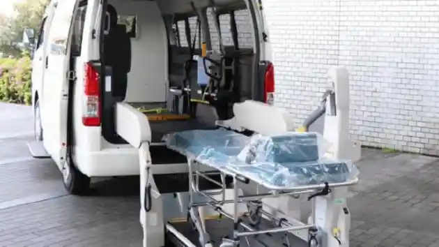 Foto - Toyota HiAce Dioprek Jadi Ambulans Pasien Covid-19