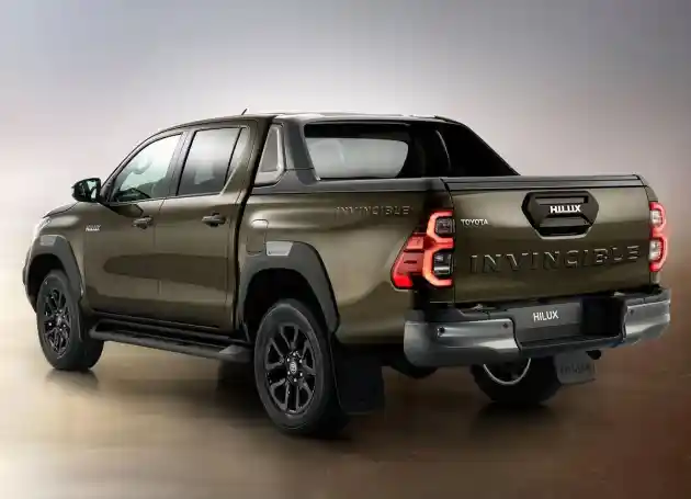 Foto - Hilux Invincible X Hadir Dengan Tanda Seronok Pada Pintu Baknya