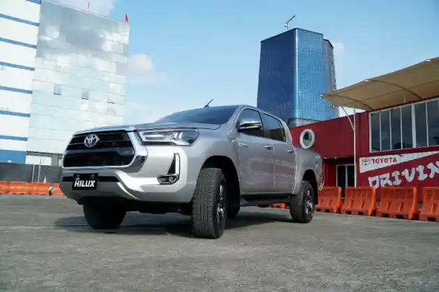 Foto - Komparasi Dua Double Cabin Terlaris di Indonesia, Toyota Hilux VS Mitsubishi Triton