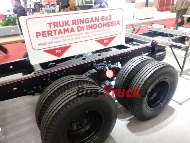 Foto - GIIAS 2024: Hino Rilis Resmi Truk Tronton 6x2 Medium, Pertama Di Indonesia