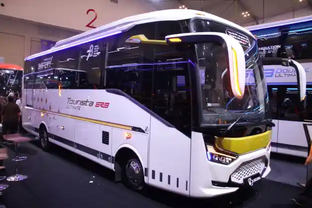 Foto - Hino Gas Pol Rangkul Perusahaan Otobus Di GIIAS 2023