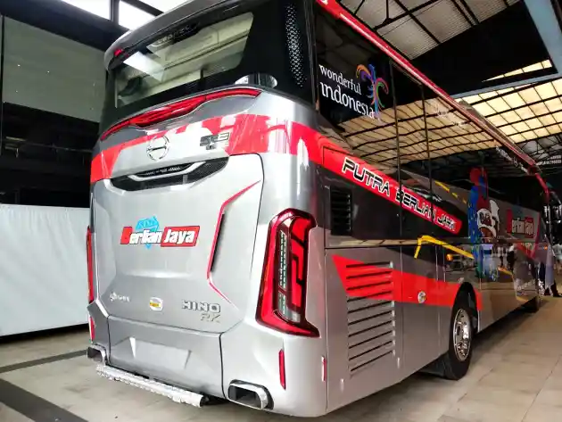 Foto - Tiga Tonggak Hino Di Pasar Bus Indonesia