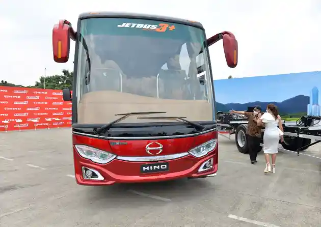 Foto - Bus Hino RM 280 ABS Jelajahi Sulawesi