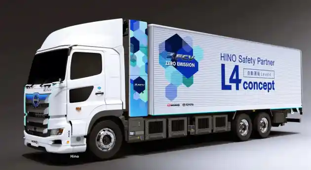 Foto - Melihat Jajaran Model Baru Hino Yang Dipajang Di Japan Mobility Show