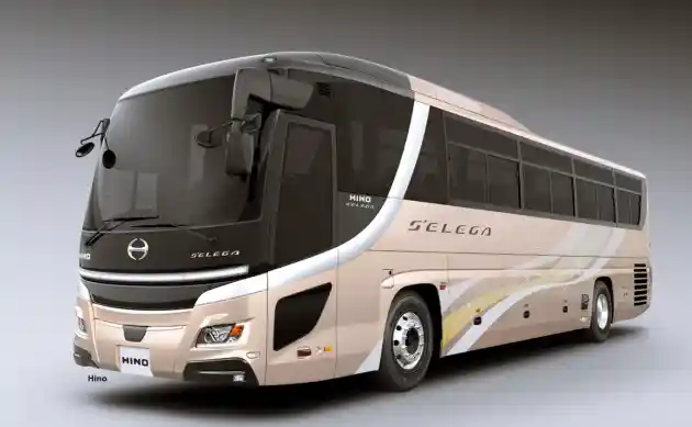 Foto - Melihat Jajaran Model Baru Hino Yang Dipajang Di Japan Mobility Show