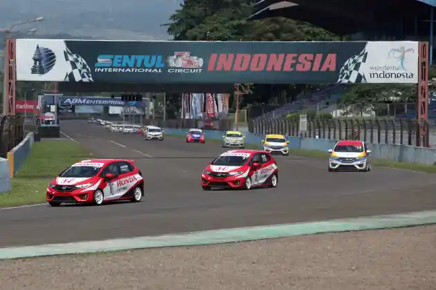 Foto - Honda Gelar Final Balap Brio Dan Jazz Seri Di Sentul Minggu Ini