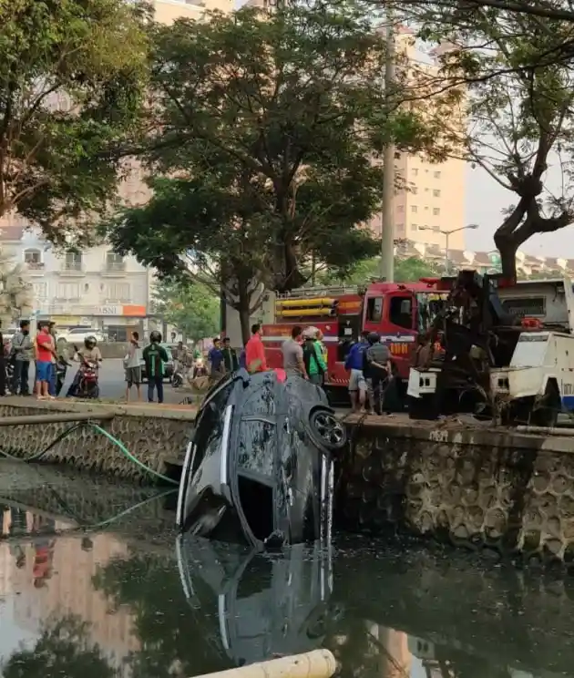 Foto - Sebuah Honda BR-V "Berendam" di Kali Cengkareng Jakarta Barat (9 Foto)