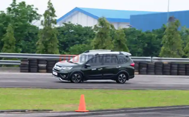 Foto - Mencoba Fitur Pencegah Kecelakaan Pada Sebuah Honda BR-V