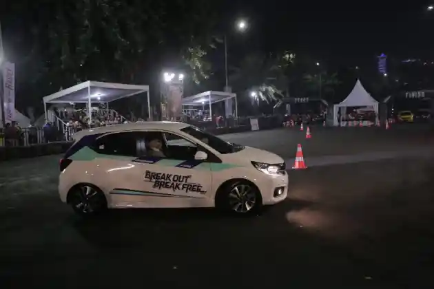 Foto - Antusiasme Pemilik Honda Brio Mengikut Lomba Slalom