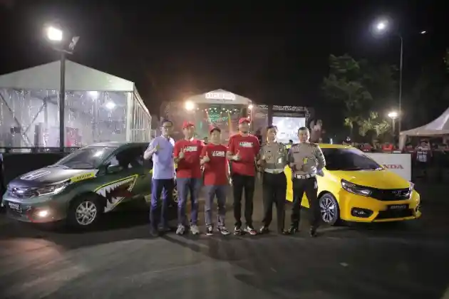 Foto - Antusiasme Pemilik Honda Brio Mengikut Lomba Slalom