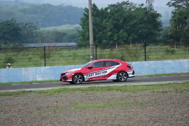 Foto - Honda Civic Turbo Hatchback Kawal Balap Motor Paling Bergengsi di Indonesia