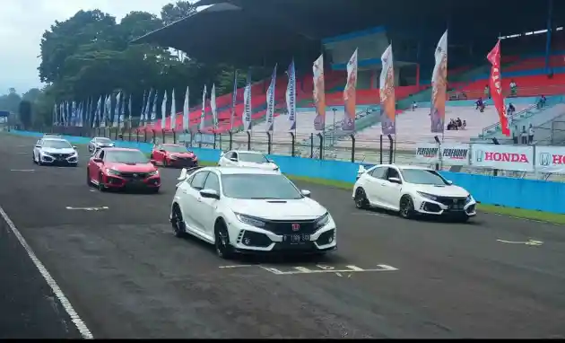 Foto - Komunitas Honda Civic Type R Melesat di Habitat Asli