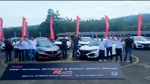 Foto - Komunitas Honda Civic Type R Melesat di Habitat Asli