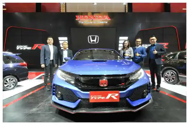 Foto - Honda Civic Type R Warna Biru Pertama Kalinya Dirilis di Tanah Air