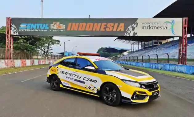 Foto - Beberapa Hal yang Membuat Honda Civic Turbo Layak Memandu Balap