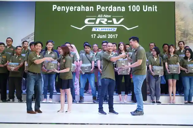 Foto - Laris-manis, Honda Serahkan 100 Unit Pertama All New CR-V