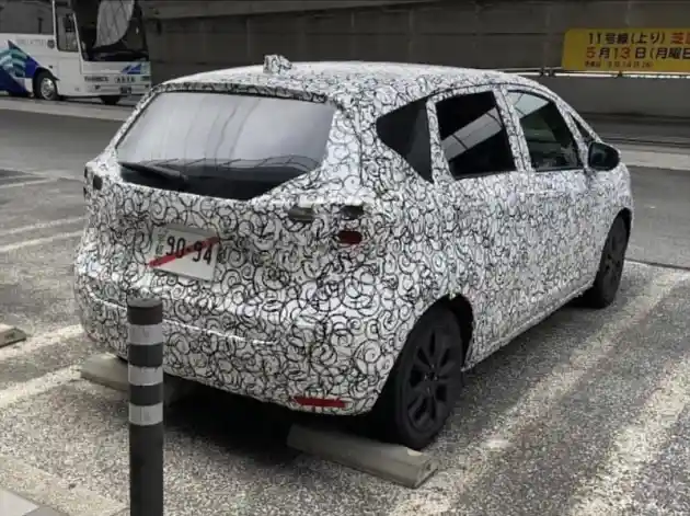 Foto - SPY SHOT: Honda Jazz Generasi Terbaru Kembali Terlihat