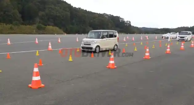 Foto - Pabrik Honda di Jepang Meledak!