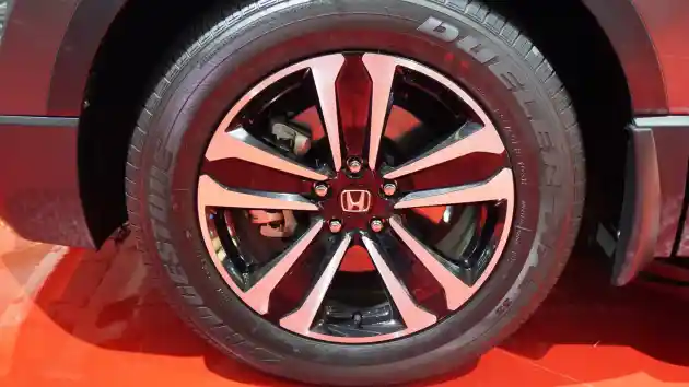 Foto - Honda CR-V Turbo Resmi Pakai Ban Bridgestone, Apa Bagusnya?