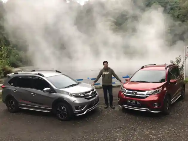 Foto - Honda Sumbang Rambu-rambu Jalan Raya di Daerah Kamojang