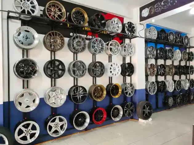 Foto - HSR Wheel Serentak Buka 14 Gerai Resmi Di Jawa