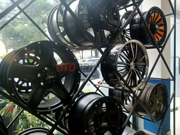 Foto - Mau Ganti Velg Mobil? Perhatikan Ini