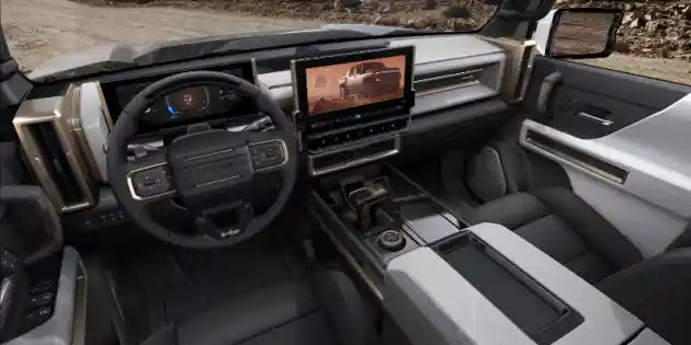 Foto - Hummer EV Masuk Ring Siap Hajar Cybertruck