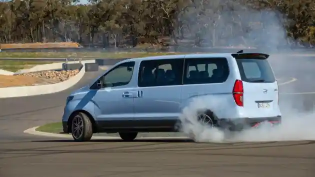 Foto - Mobil Drift Berbasis Minibus? Ini Dia iMax N Drift Bus