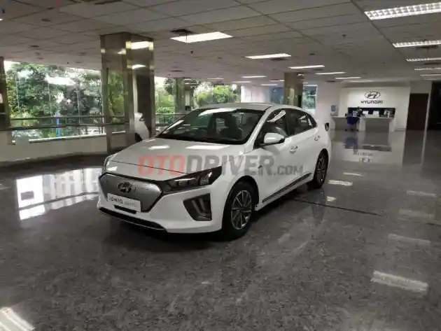 Foto - Nissan Leaf VS Hyundai Ioniq, Siap Jadi Pilihan Segmen Mobil Listrik Compact Indonesia