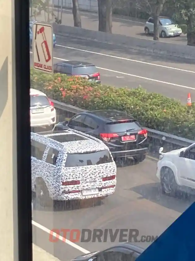 Foto - All New Hyundai Santa Fe Tertangkap Kamera Lagi Di Jakarta. Kode Keras Segera Diluncurkan