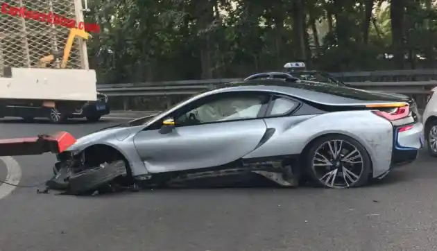 Foto - Menikung Kencang, BMW i8 Ini Hantam Pembatas Jalan di Tiongkok