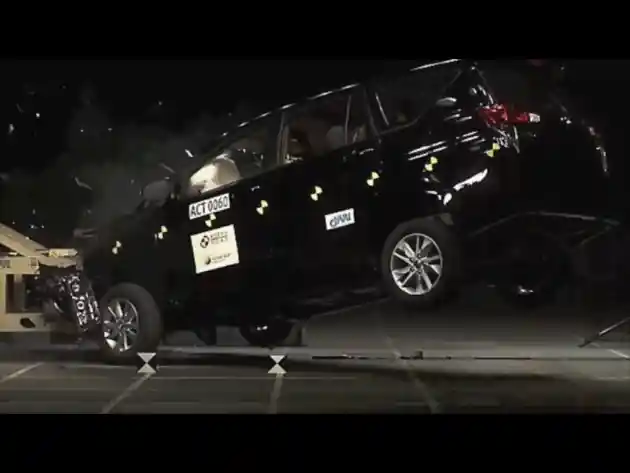 Foto - VIDEO: Crash Test Toyota All New Kijang Innova 2016