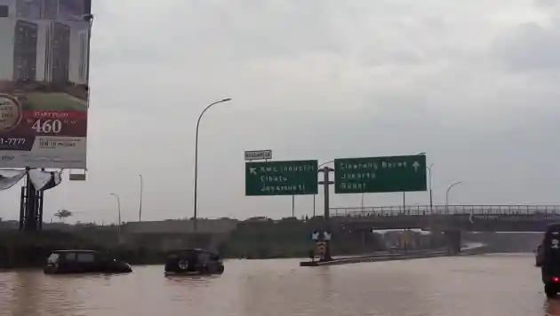 Foto - Hujan Lebat, Tol Cikarang Banjir dan Gerbang Tol Cikunir 2 Ambruk