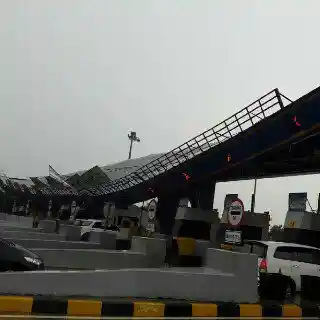 Foto - Hujan Lebat, Tol Cikarang Banjir dan Gerbang Tol Cikunir 2 Ambruk